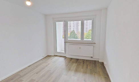 Large 3-room apartment with balcony.