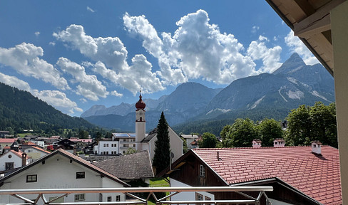 Furnished 4-room attic apartment with a view of the Zugspitze mountain – centrally located in Ehrwald.