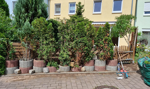 Terraced house with plenty of space, 2 bathrooms, kitchen with fitted kitchen units.