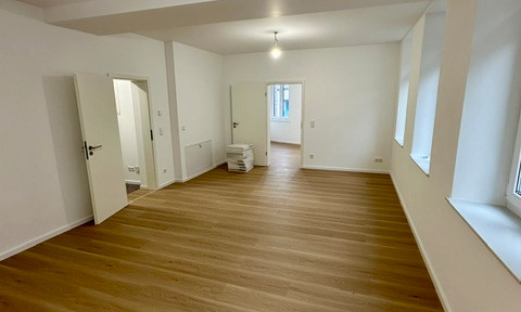 Beautiful 4-room apartment with fitted kitchen, 85m², brand new after renovation, underfloor heating, in a prime location.