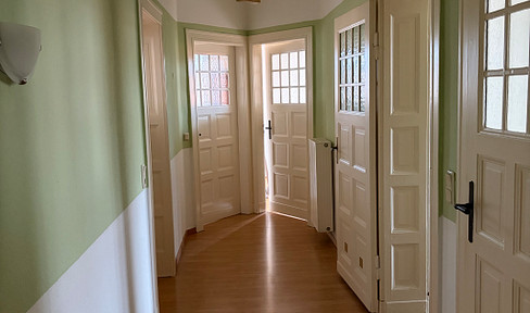Spacious 4-room apartment in a historic building with a sunroom, located in Eisenach.