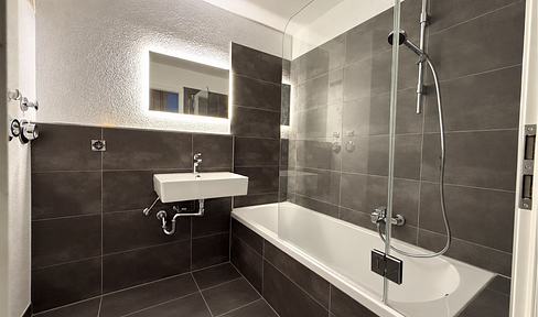 Erstbezug nach Sanierung – Stilvolle 2-Zimmer-Wohnung mit Balkon, Einbauküche und Stellplatz