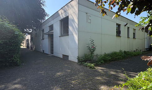 Architectural highlight with a large living space: 6-room split-level bungalow in Bonn-Dottendorf.