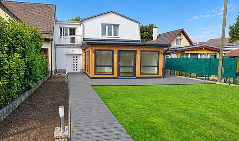 Modernisiertes Einfamilienhaus mit Holz-Wintergarten und großem Garten in Grünruhelage