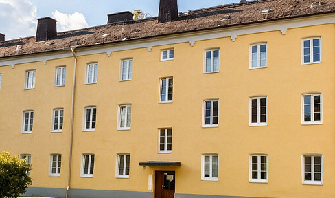 Bright, spacious 4.5-room apartment in a renovated building, featuring a new fitted kitchen and parking space, located in the city center, near the Saale river.