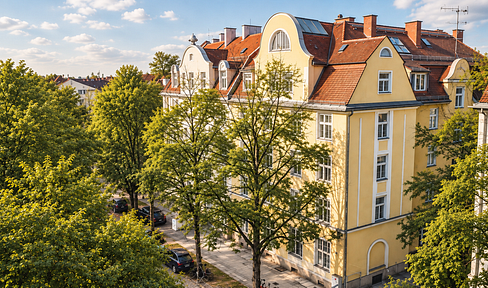 Charming historic building in Neuhausen: Featuring antique herringbone parquet flooring and a garden.