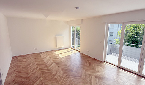 Completely renovated 4-room apartment with two balconies – available immediately.