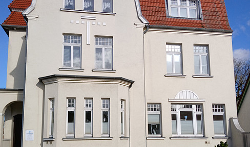 Characterful residential and commercial building with two apartments and a ground floor that can be used for a variety of purposes.