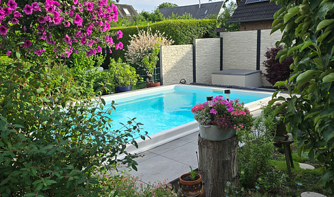Next summer, enjoy your own pool! This well-maintained semi-detached house offers top-quality amenities.