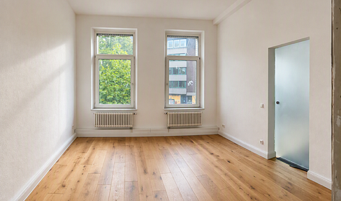 2-room apartment, 1st floor, renovated building; located in the city center, near Theaterstraße.