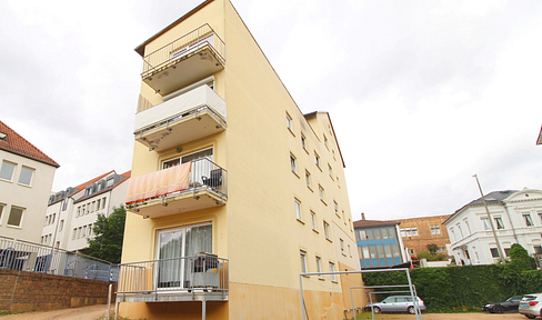 Living near the Nahe River: 3-room apartment with a south-facing balcony, fitted kitchen, and a private parking space – Central location.