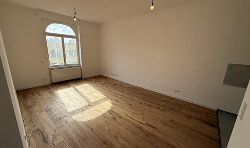 First occupancy after complete renovation: 3-room apartment in a historic building with 3.10 meter high ceilings, located in Offenbach.