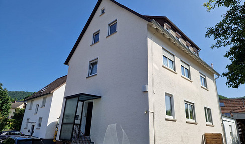 Renovated 3-room ground-floor apartment with parking space and fitted kitchen – ideal for owner-occupiers or investors.
