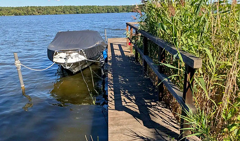 Well-maintained detached house in a prime waterfront location, with its own private pier.