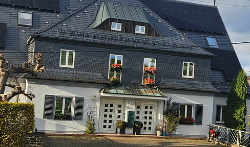 Spacious living in a green environment: 3-room maisonette apartment in a quiet location on the outskirts of a town in the Ore Mountains region.
