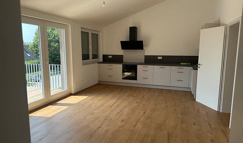 ERSTBEZUG – Hochwertige 4-Zimmer-DG-Wohnung mit großem Balkon – Effizienzhaus 40 in Friesenhofen