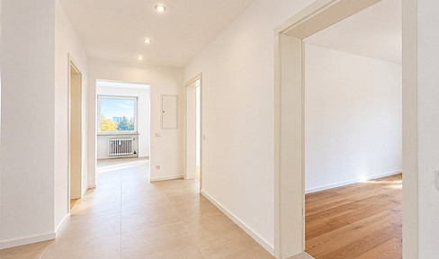 Renovated 3-room apartment with balcony and underground parking. No commission fees, move-in immediately.