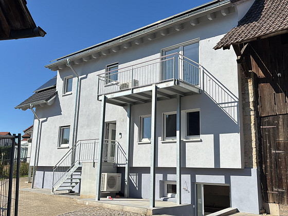 Aussergewöhnliche 2Zi "Maisonette/Soutterain" Wohnung in frisch saniertem KfW 55 Haus