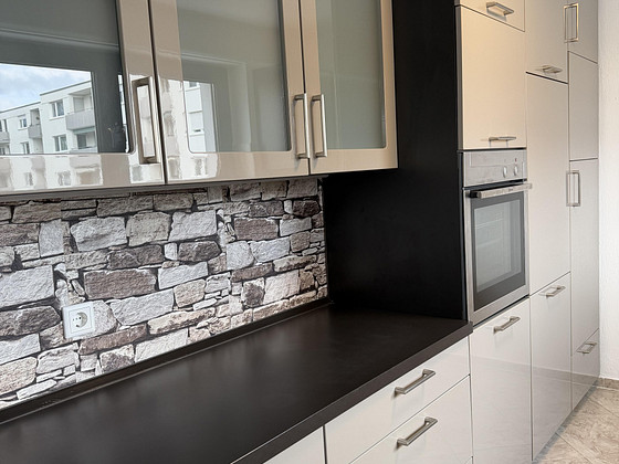 Modernized 4.5-room apartment with balcony, fitted kitchen, and underground parking space, located in a desirable residential area of Sindelfingen.