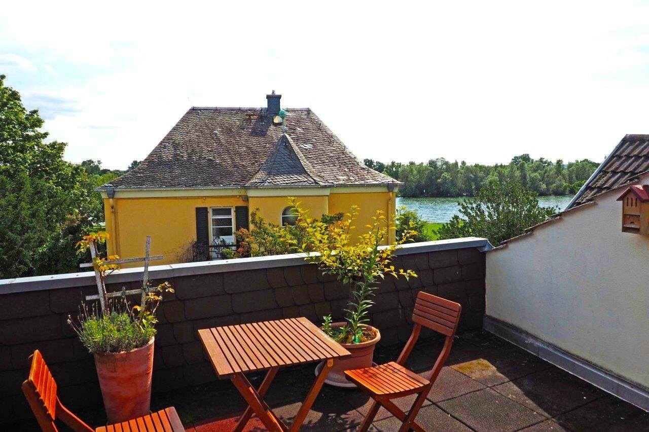 Dachgeschosswohnung mit Dachterrasse und Rheinblick