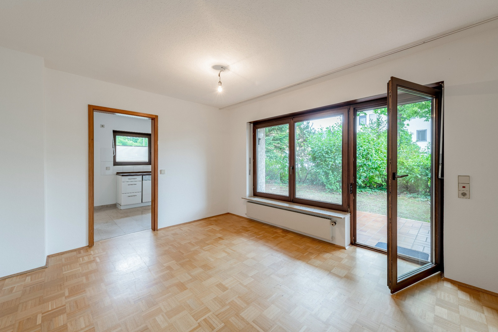 5-Zimmer-Erdgeschosswohnung mit Privatgarten, zwei Terrassen und Einzelgarage – Stuttgart-Luginsland – Foto 5