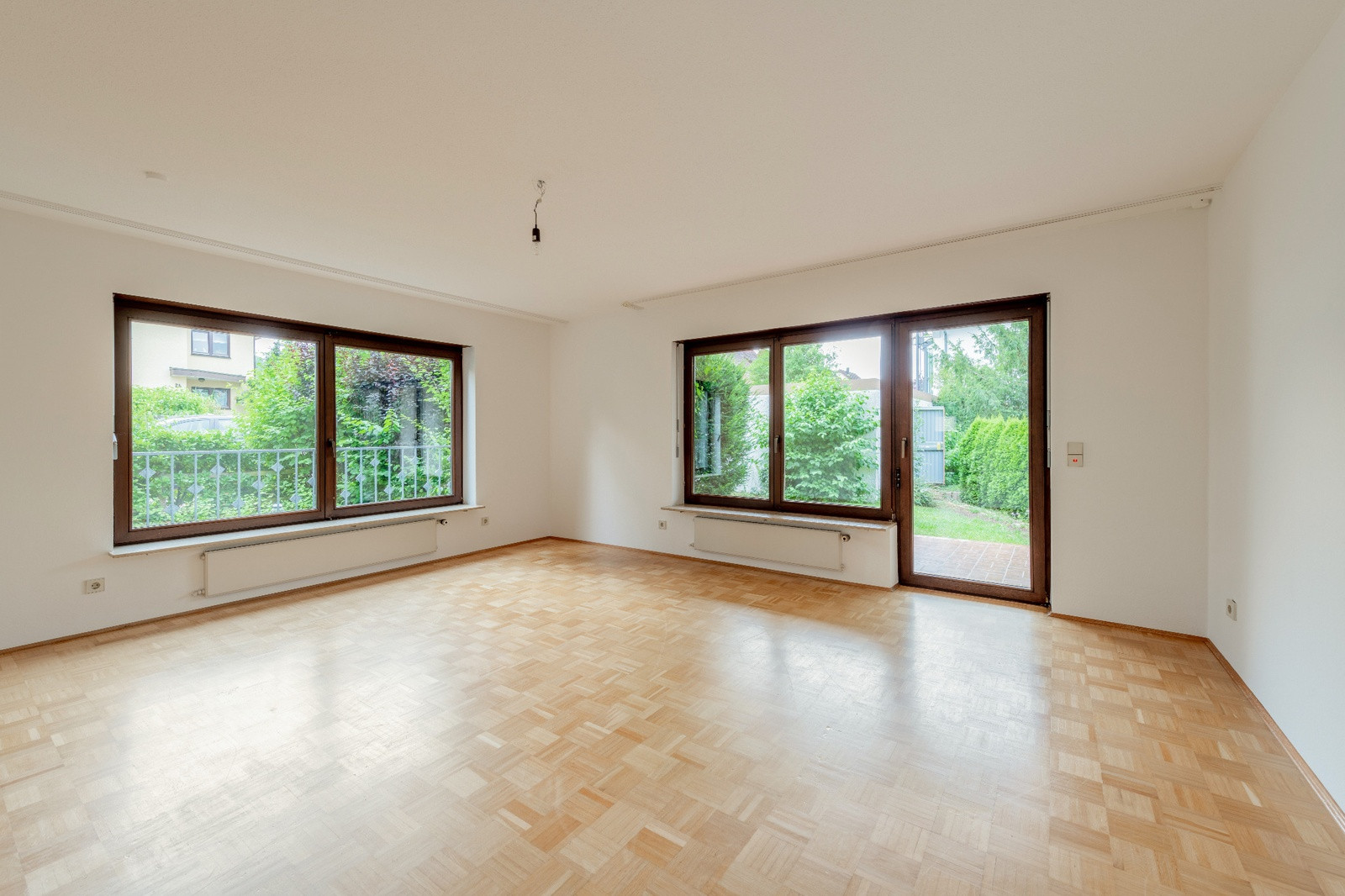 5-Zimmer-Erdgeschosswohnung mit Privatgarten, zwei Terrassen und Einzelgarage – Stuttgart-Luginsland – Foto 4