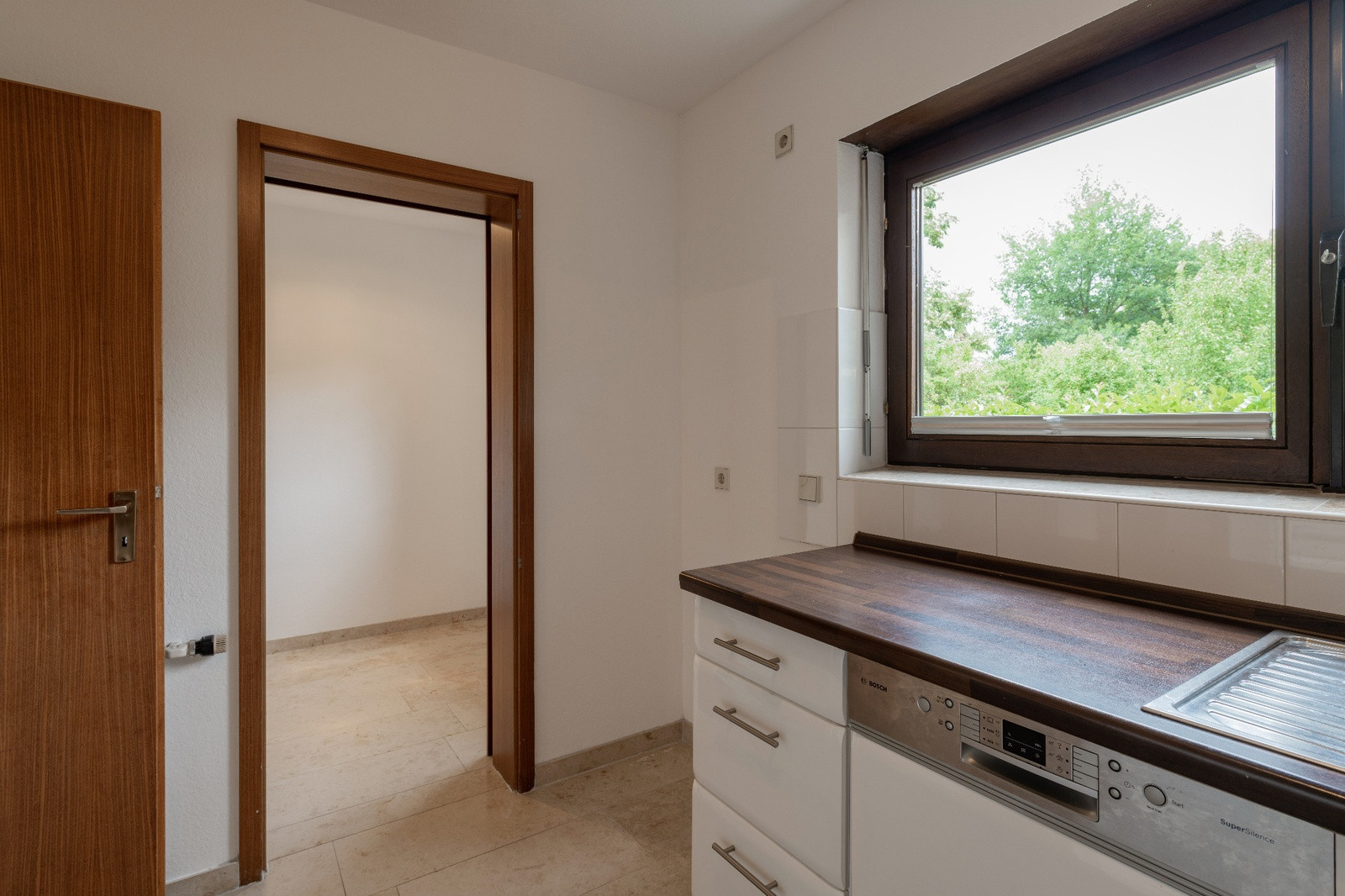 5-Zimmer-Erdgeschosswohnung mit Privatgarten, zwei Terrassen und Einzelgarage – Stuttgart-Luginsland – Foto 10