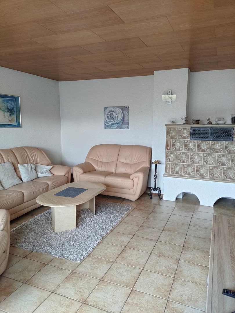 Gepflegte Wohnung im Zweifamilienhaus mit 5 Zimmern sowie Terrasse, Einbauküche und neuem Bad – Holzheim – Vorschaubild 3