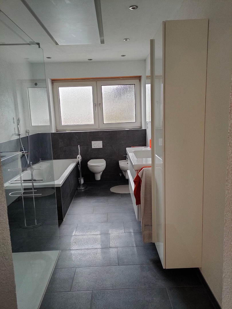 Gepflegte Wohnung im Zweifamilienhaus mit 5 Zimmern sowie Terrasse, Einbauküche und neuem Bad – Holzheim – Vorschaubild 16