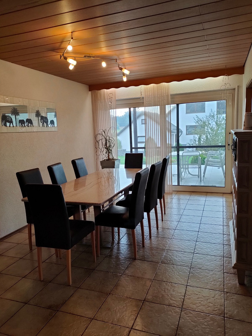 Gepflegte Wohnung im Zweifamilienhaus mit 5 Zimmern sowie Terrasse, Einbauküche und neuem Bad – Holzheim – Vorschaubild 6