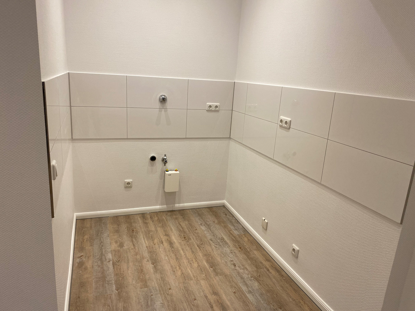 Kernsaniertes (2023) Appartment 3.OG,   Fernwärme, lichtdurchflutet, LED-Strahler, Rheinhausen – Hochemmericher Straße 64, 47226 Duisburg(Hochemmerich) – Vorschaubild 3