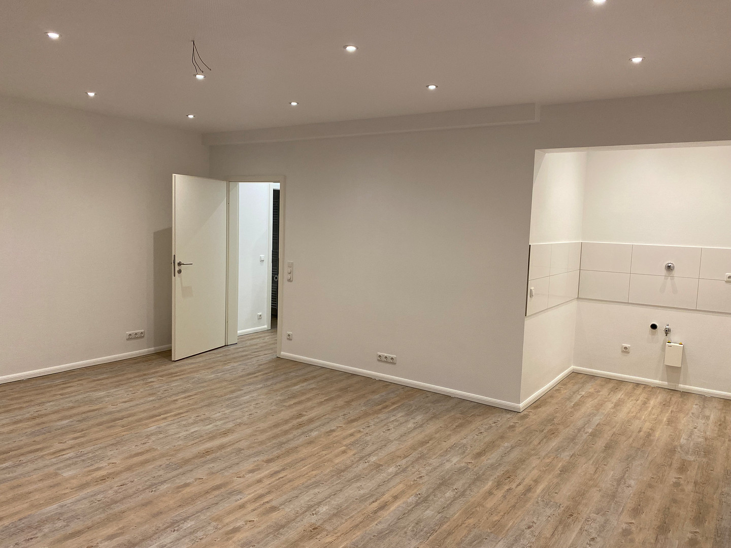 Kernsaniertes (2023) Appartment 3.OG,   Fernwärme, lichtdurchflutet, LED-Strahler, Rheinhausen – Hochemmericher Straße 64, 47226 Duisburg(Hochemmerich) – Vorschaubild 2