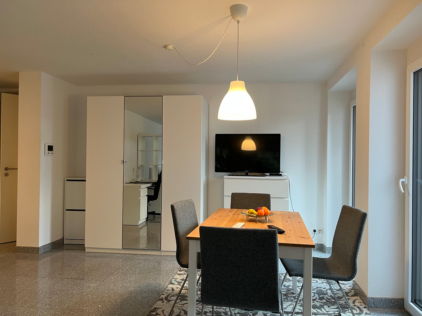 *Möbliert* Exklusive 1,5-Zimmer-Wohnung mit Terrasse und Fußbodenheizung – Stuttgart(Botnang) – Vorschaubild 3