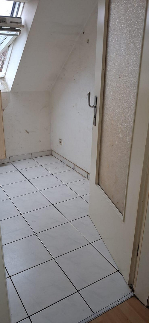MIETFREI!!! Renovierungsbedürftige 2,5 Dachgeschosswohnung (Mietfreiezeit nach Vereinbarung) – Kettelerstr. 1a, 46117 Oberhausen(Osterfeld) – Vorschaubild 3