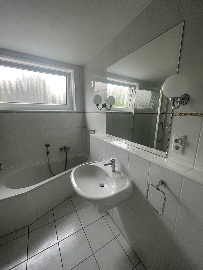 Top Lage in Heerdt - Top Wohnung - sehr gut geschnittene 4-Zimmer Wohnung - neue Küche – 40549 Düsseldorf(Heerdt) – Vorschaubild 5
