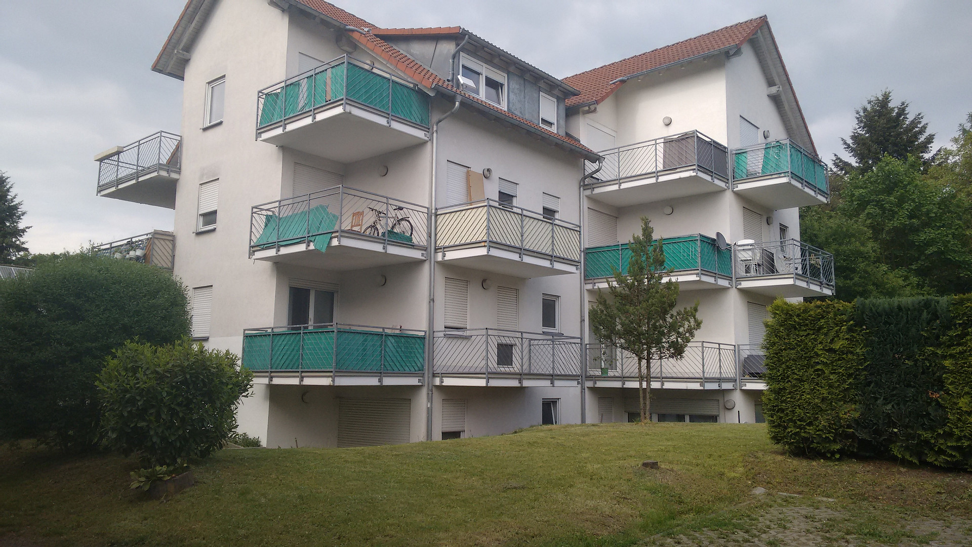 Nahe BER, Tesla, Rolls Royce! Ruhige 1-Zimmer-Wohnung mit Balkon, Stellplatz u. Einbauküche