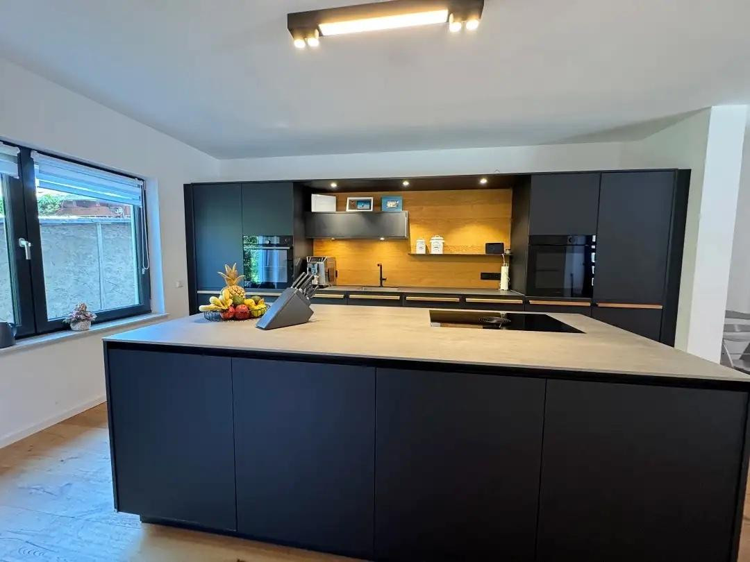 Zukunftssicheres Design-Atriumhaus: Klasse B, 12kWp PV, Klima, Kamin & Einlieger-Option – Karlsruhe(Daxlanden) – Vorschaubild 3