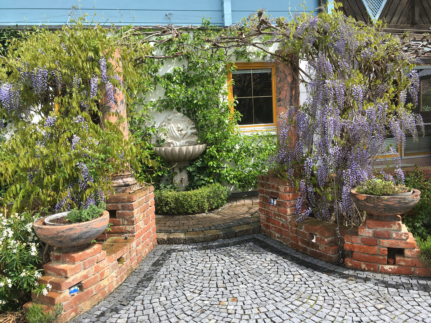 Am Waldrand gelegenes Einfamilienhaus mit ELW und parkähnlichem Garten – Landshut – Vorschaubild 3