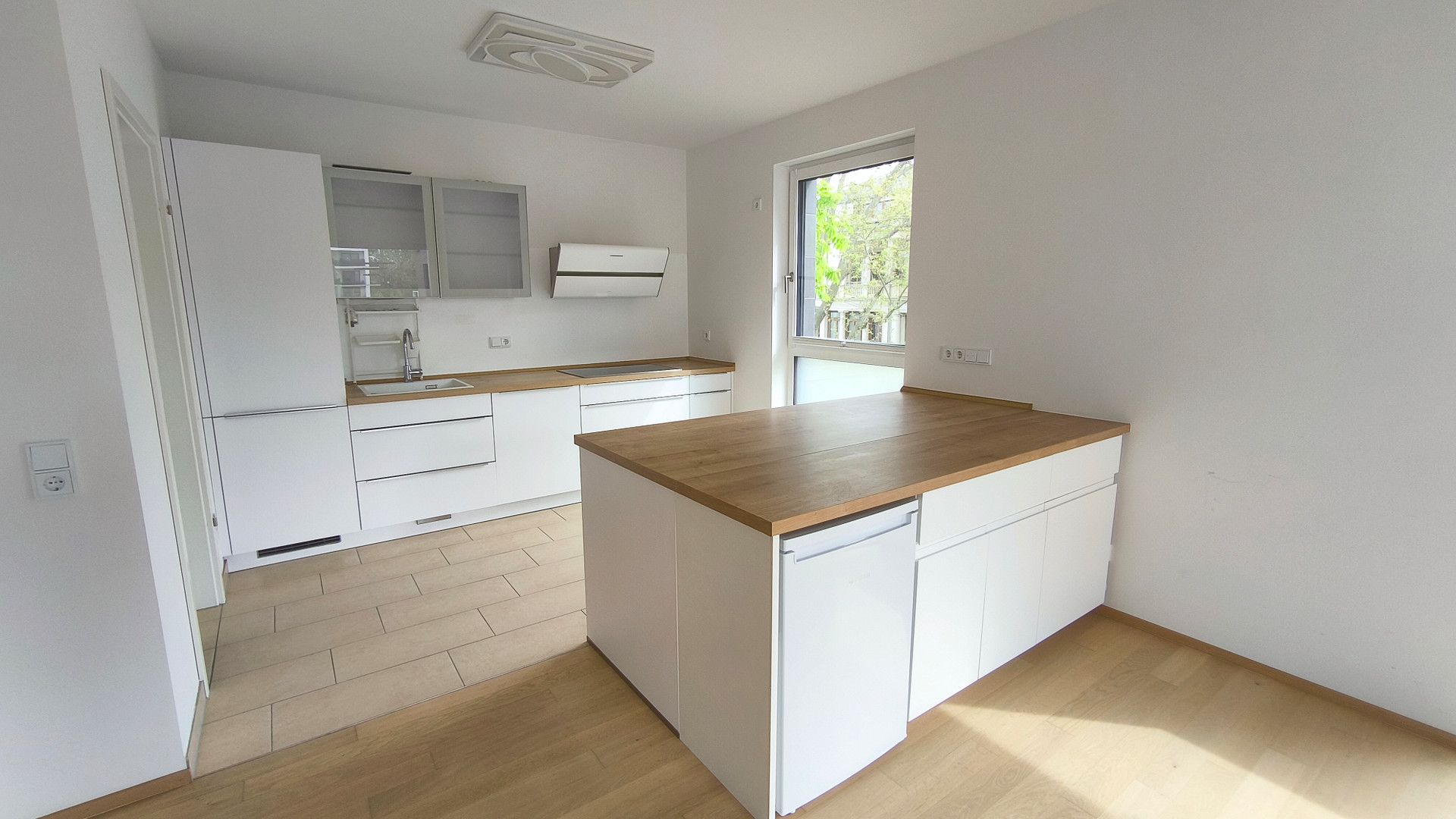 Großzügige 3 Zimmer Wohnung zentral Wiesbaden / 2 Bäder + Tiefgaragenstellplatz / Wilhelms IX – Rheinstr. 11, 65189 Wiesbaden – Vorschaubild 5