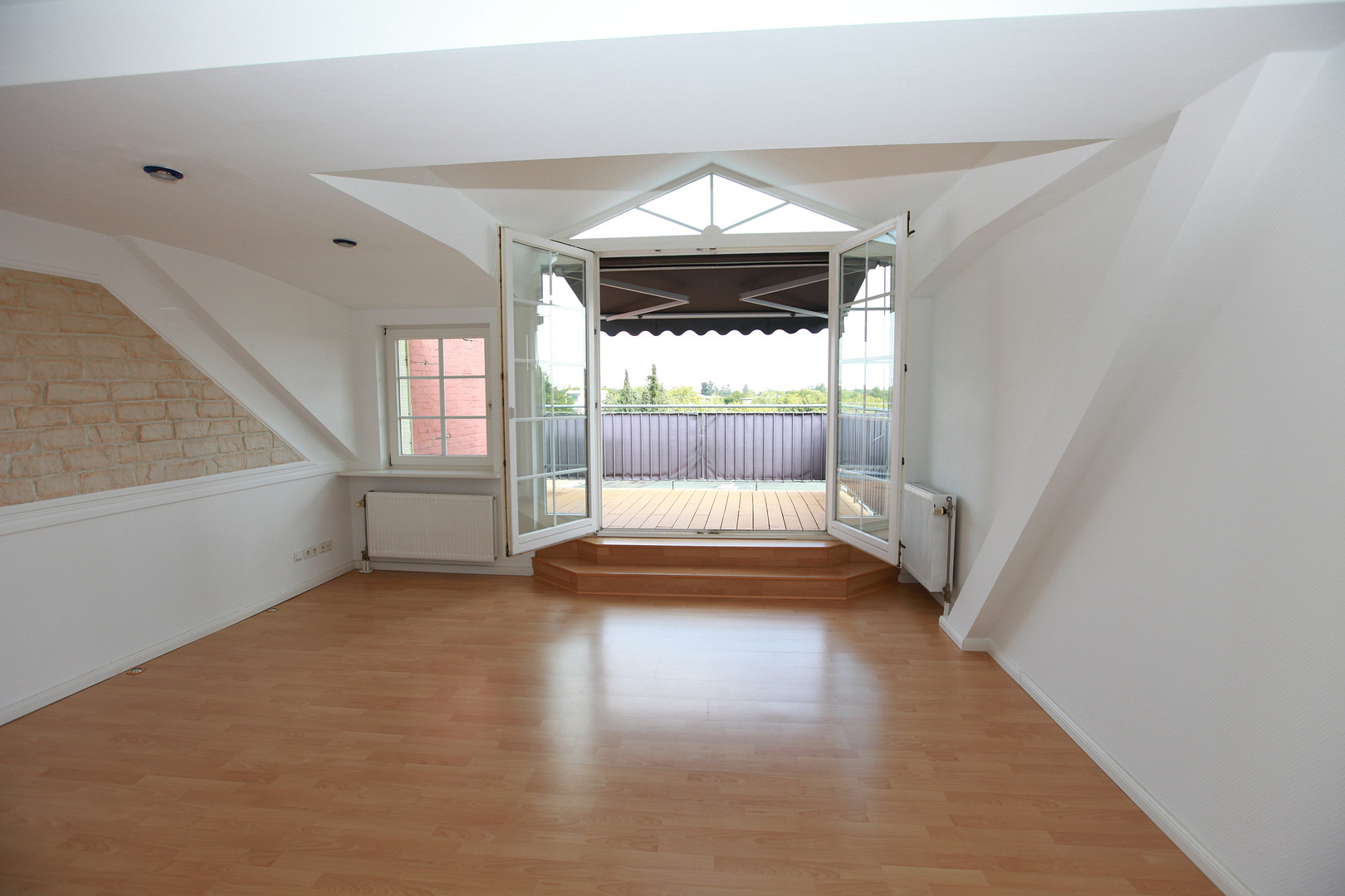 (provisions- u. bezugsfrei) Traumhafte, renovierte 4 Zimmer-Wohnung mit großer Dachterrasse – Berlin(Lankwitz) – Vorschaubild 2