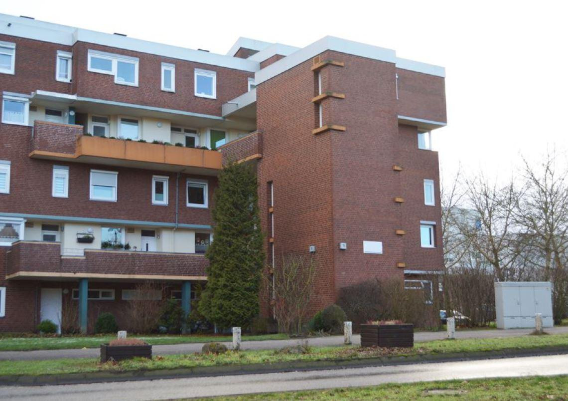 SCHÖNE 1,5 ZKB WOHNUNG MIT EINBAUKÜCHE UND BALKON IN EINEM GEPFLEGTEN HAUS – Dresdener Ring 11, 38444 Wolfsburg – Vorschaubild 2