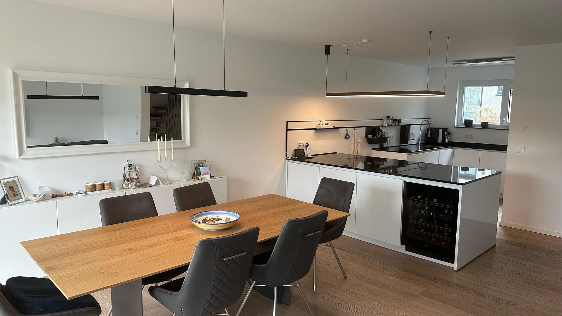 Exklusives Gartenhofhaus mit Garten, 2 Tiefgaragenstellplätzen und moderner Energietechnik – Wiesbaden(Naurod) – Vorschaubild 3