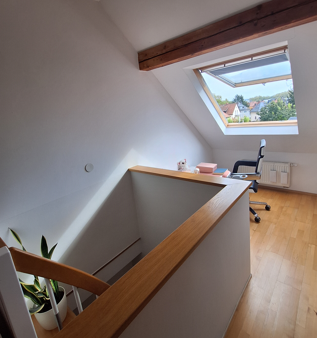 Hochwertig sanierte Maisonette-Wohnung mit 3 Zimmern, Garten und Stellplatz inklusive – 63069 Offenbach am Main – Vorschaubild 4