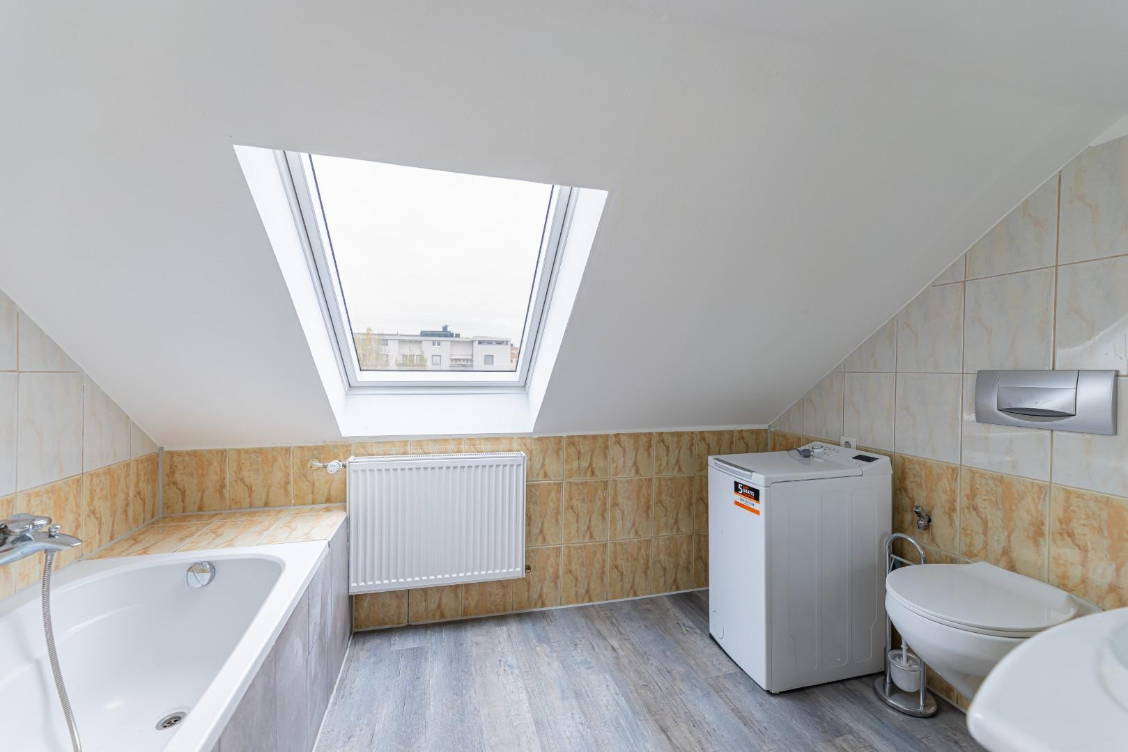 Wunderschöne 3 Zi Dachgeschoss Wohnung mit Balkon und Küche – Konradstr., 90429 Nürnberg(Muggenhof) – Vorschaubild 5