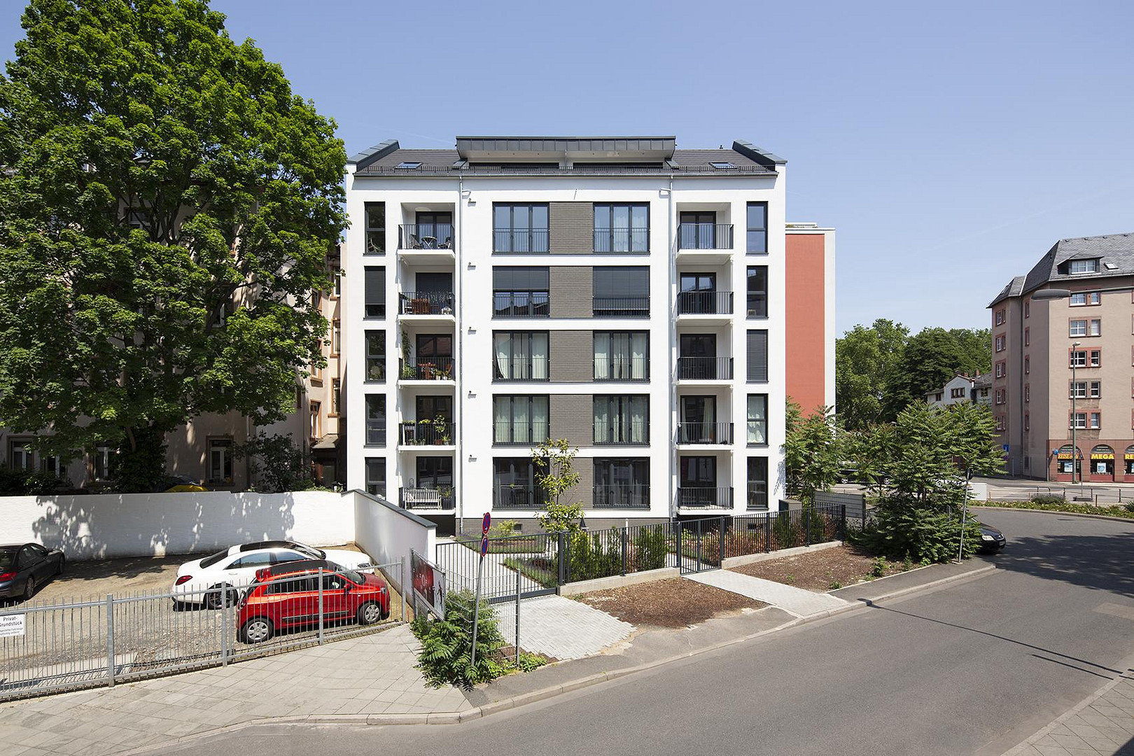 2-Zimmer-Wohnung mit Einbauküche und Balkon im Zentrum zu vermieten!