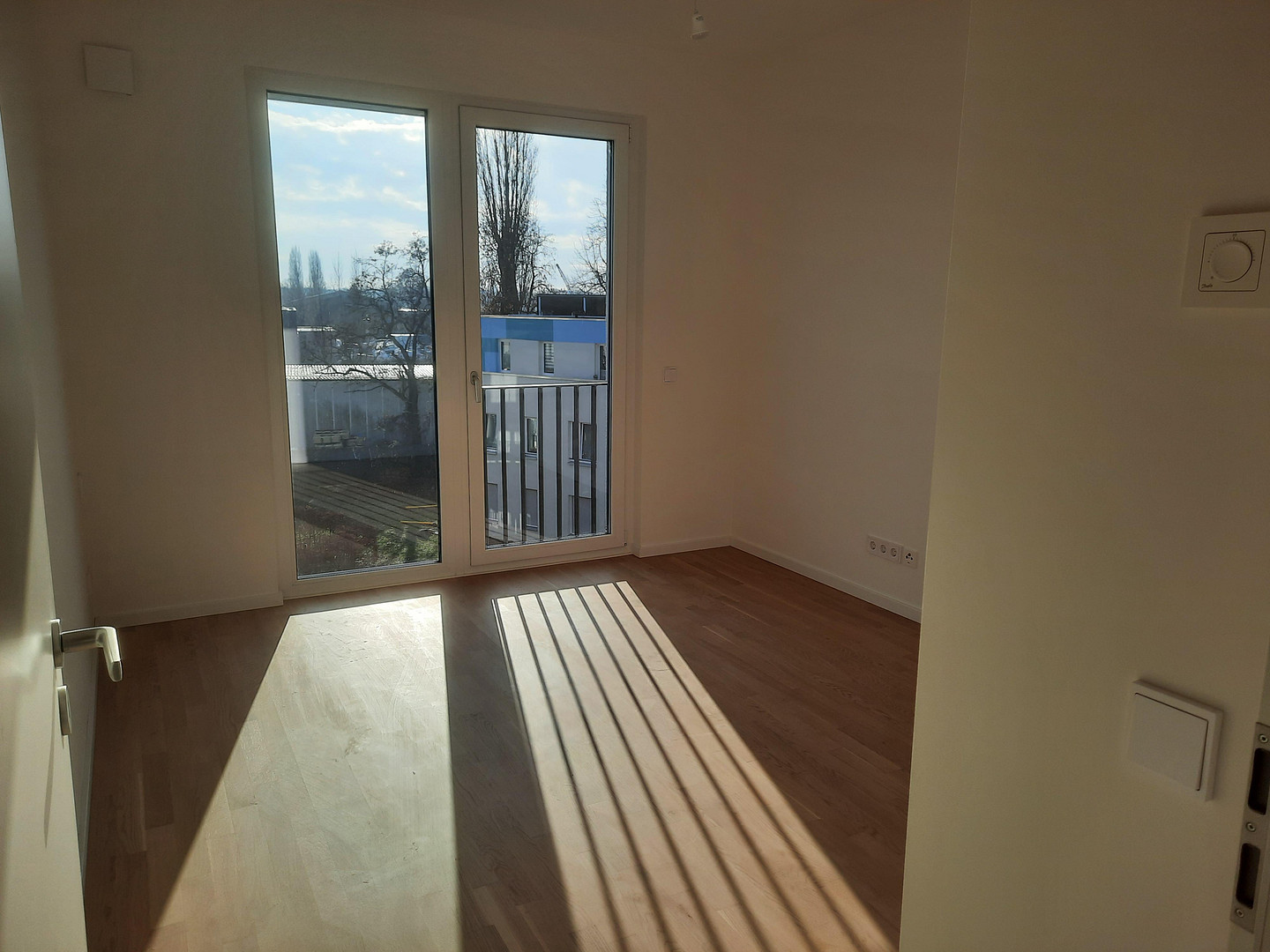 Moderne 4-Zimmer Wohnung mit Südbalkon, Einbauküche und Tiefgaragenstellplatz (Neubau), von privat – Foto 8