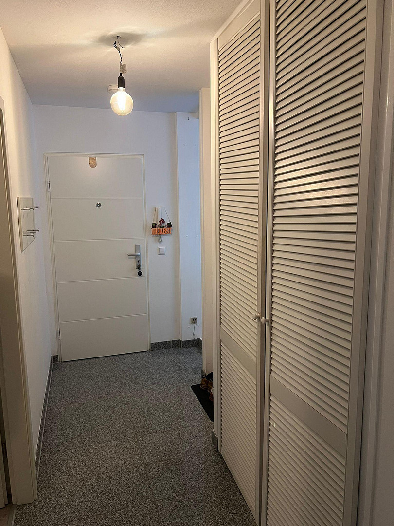 Geschmackvolle 3-Zimmer-Wohnung mit gehobener Innenausstattung mit Balkon in München Perlach – Alfred-Neumann-Anger 14, 81737 München(Neuperlach) – Vorschaubild 2