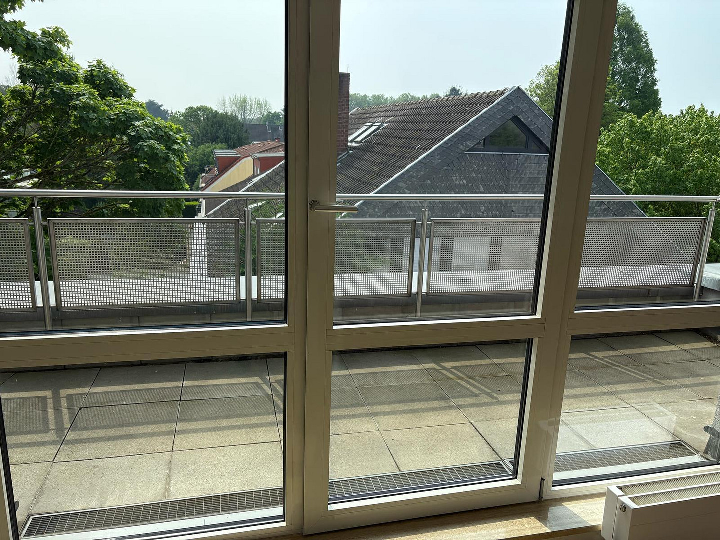 Penthouse mit EBK Und Dachterrasse im Grünen – Foto 3