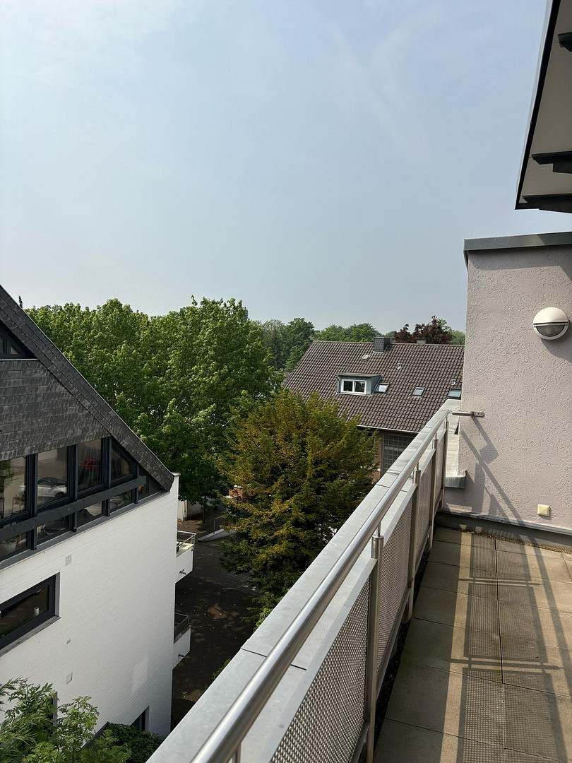 Penthouse mit EBK Und Dachterrasse im Grünen – Foto 4