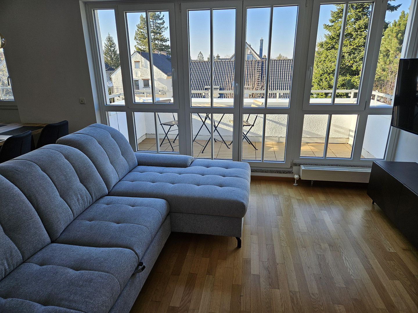 Möblierte 2-Zimmer-Wohnung mit Balkon, TG-Stellplatz und WLAN – ideal für Expats – Lerchenauer Str. 176, 80935 München(Feldmoching) – Vorschaubild 2